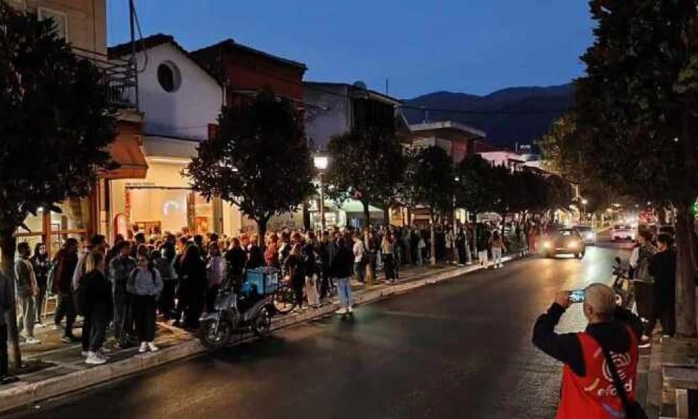 Ατέλειωτες ουρές σε δρόμους της Αθήνας για ένα τσάμπα πιάτο μακαρόνια